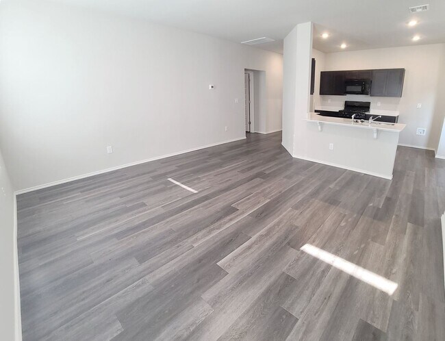 Foto del edificio - Nearly New Home in Yukon