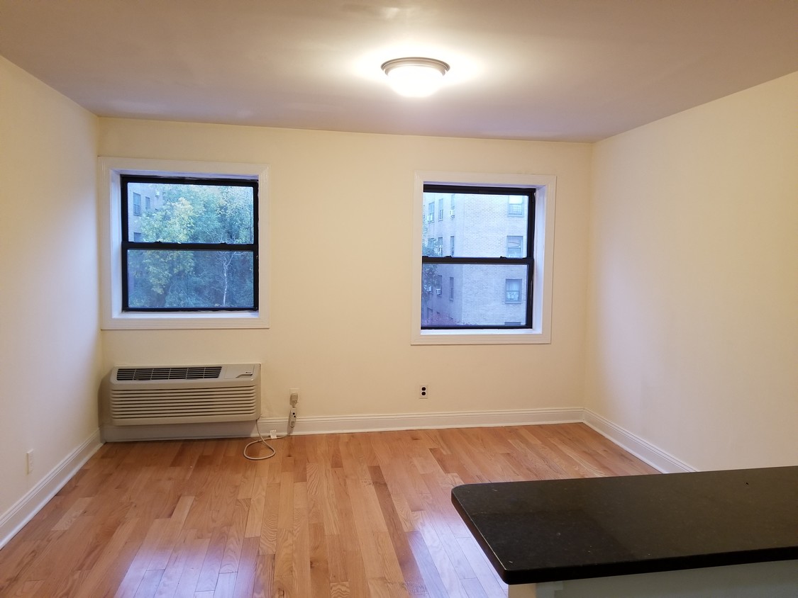 Primary Photo - 134 9th Ave