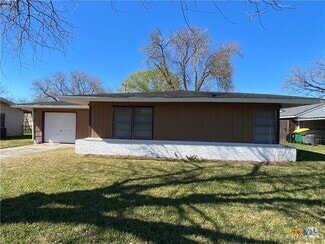 Building Photo - 4901 Evergreen Ln