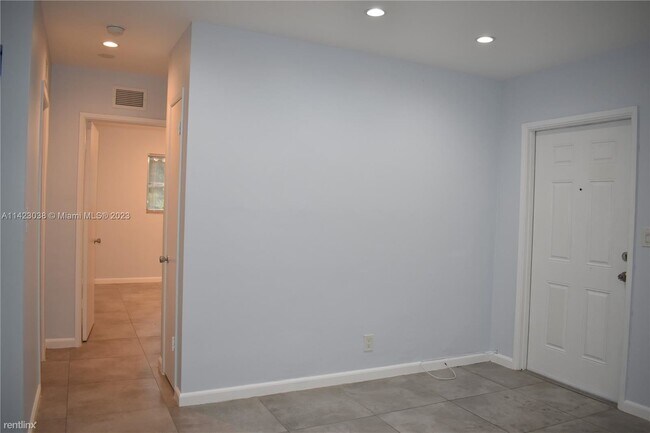 Foto del edificio - 2 br, 2 bath House - 117 NE 30th Ct Apt 1