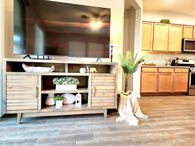 Foto del edificio - Coming Soon! FULLY-FURNISHED 4/Bed 2/Bath in LAVEEN