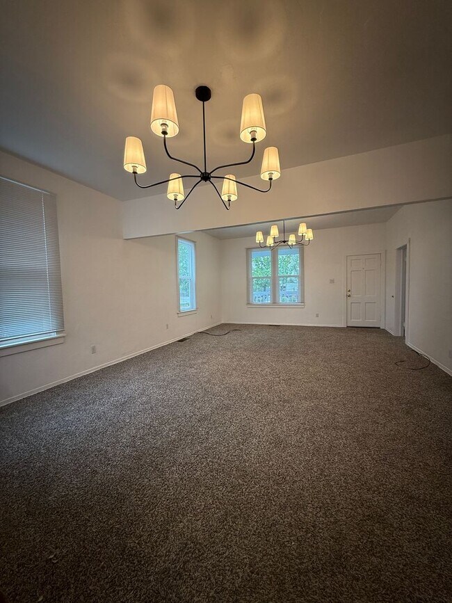 Foto del edificio - 3-bedroom, 1-bath home in Redding blends historic charm with modern finishes!