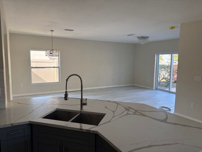 Foto del edificio - 4BR/3BA Two-Story Home in Hudson, FL – Mov...