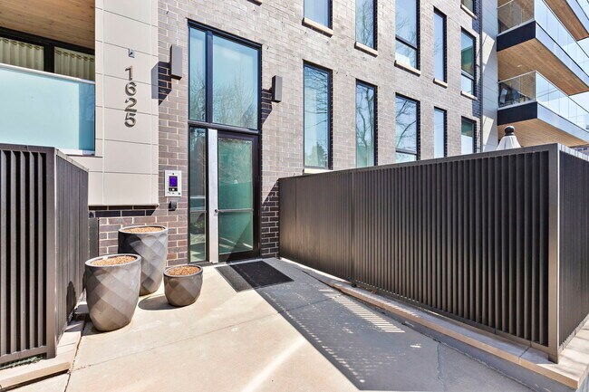 Foto del edificio - 1625 N Burling St