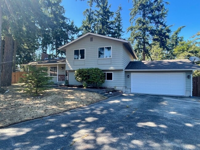 Building Photo - ***PENDING APPLICATION***Spacious 3 Bedroom Home in Cul-de-sac! Pet Friendly!