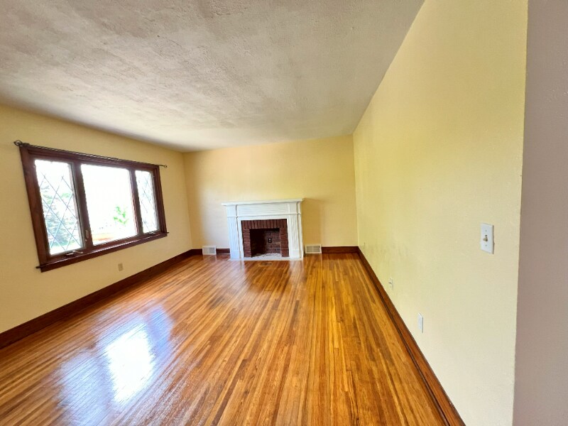 410 Washington Ave Unit Upper floor, Kenmore, NY 14217 Room for Rent