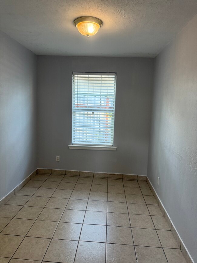 Building Photo - 923 Epenard St