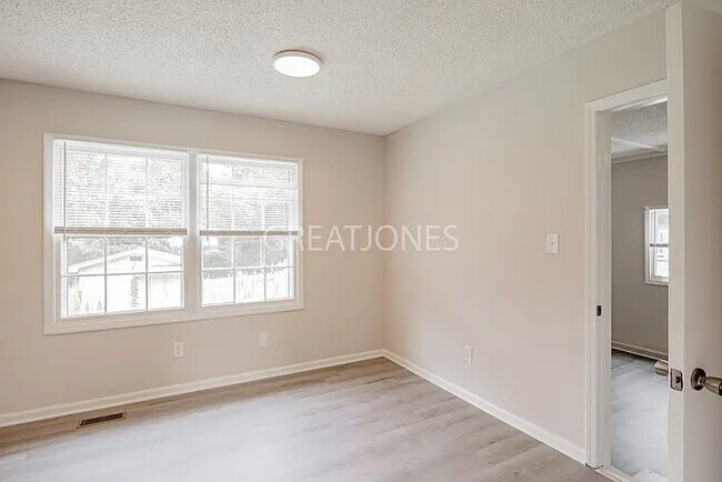 Foto del edificio - 300 Springwood Dr