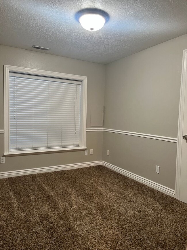 Building Photo - 2 bed 1 bath basement apartment