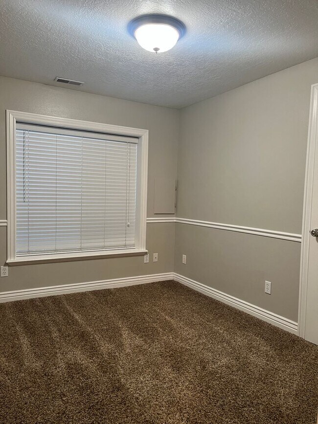 Foto del edificio - 2 bed 1 bath basement apartment