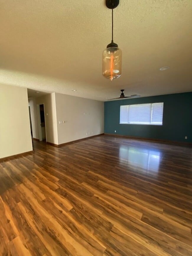 Building Photo - 3 BED 2 BATH HOUSE IN THE TWILIGHT SUBDIVI...