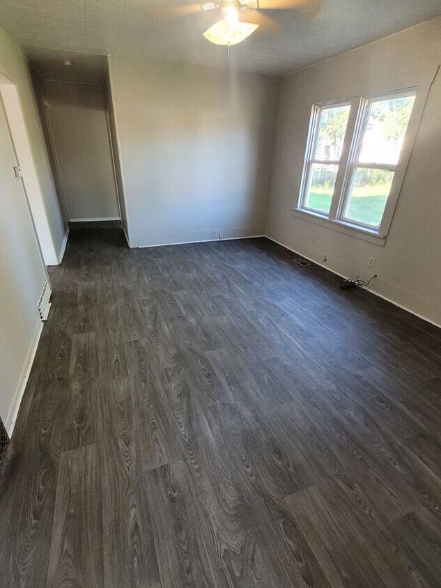 Foto principal - 2 bed, 1 bath house