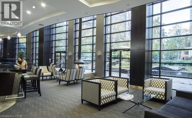 Photo du bâtiment - 33 Sheppard Ave E