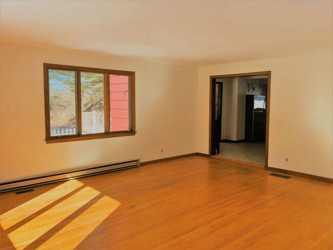 Building Photo - Single Family Home On 6 Acres Of Land