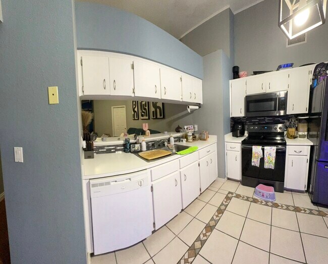 Building Photo - 622 Crystals Blvd