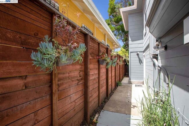Building Photo - 908 55th St