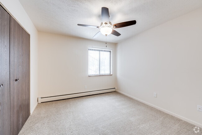 2 BR, 1 BA, 1004 SF - Lakeside Apartments