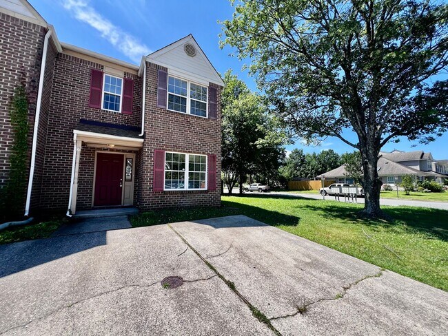 Foto del edificio - Newly remodeled 3 bed 2.5 bath townhome in...
