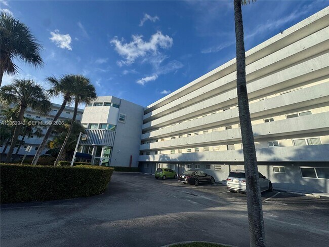 Foto del edificio - 4000 NE 170th St