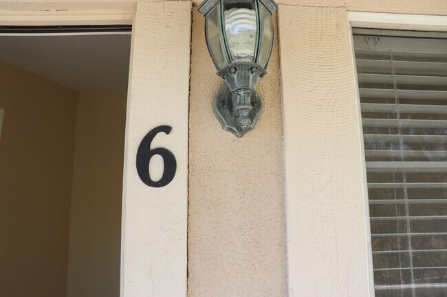 Foto del edificio - VIEW FROM THIS UPGRADED 2 BD/ 2 BA Gem!