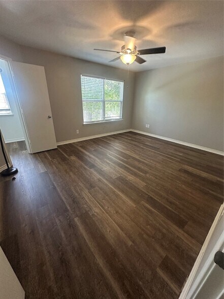 Foto del edificio - 6920 Bountiful Grove Dr