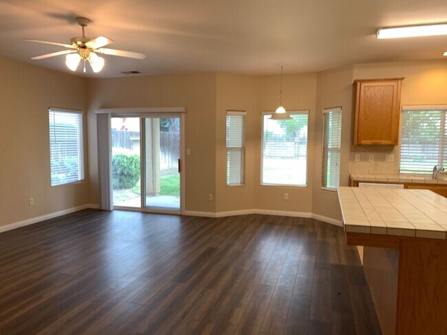 Foto del edificio - Beautiful 4 bed home in Northwest Bakersfi...