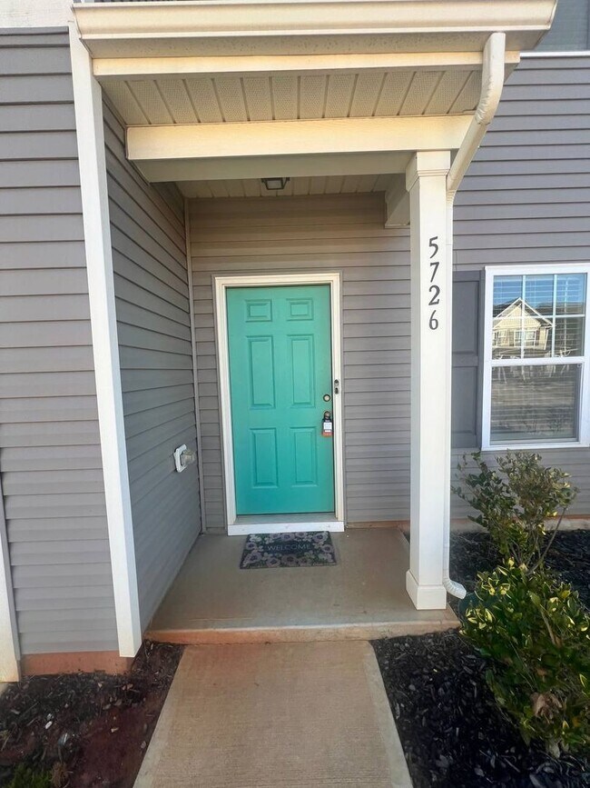 Building Photo - Beautiful 3 BR/2.5 Bath in well sought aft...