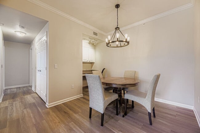 Foto del edificio - Charming 1 bed/1 bath Condo with Garage- Gated Community with Pool and Fitness Center