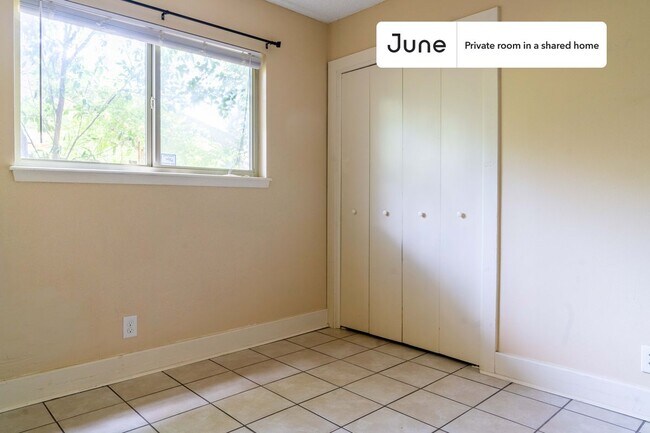 Foto del edificio - Private bedroom in 3 bed/2 bath Home