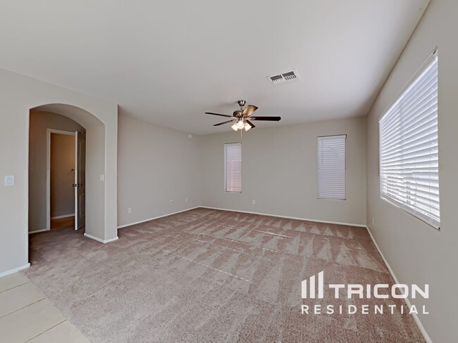Foto del edificio - 655 E Lovegrass Dr