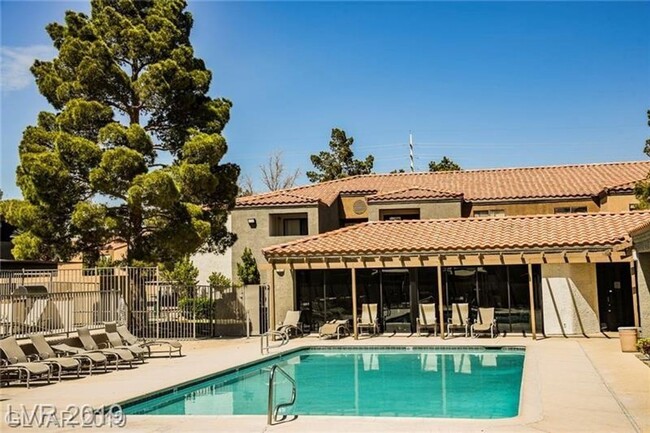 Building Photo - Desert Shores