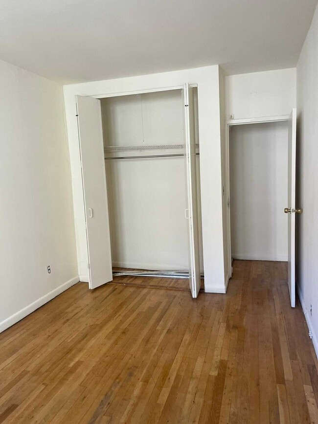 Building Photo - 320 W 96th St