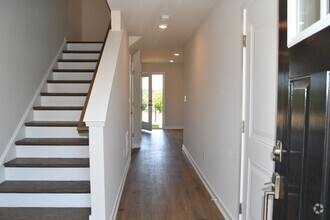Building Photo - 725 Peony Ln