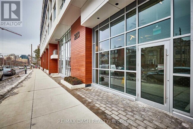 Photo du bâtiment - 223 St Clair Ave W
