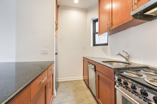 Building Photo - 160 E 91st St