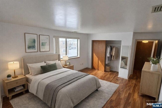 Foto del edificio - 19 Plauderville Ave