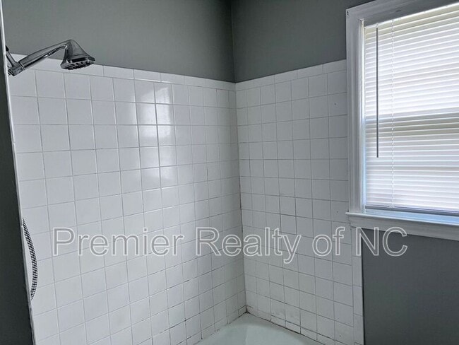 Building Photo - 4753 Eastwin Dr