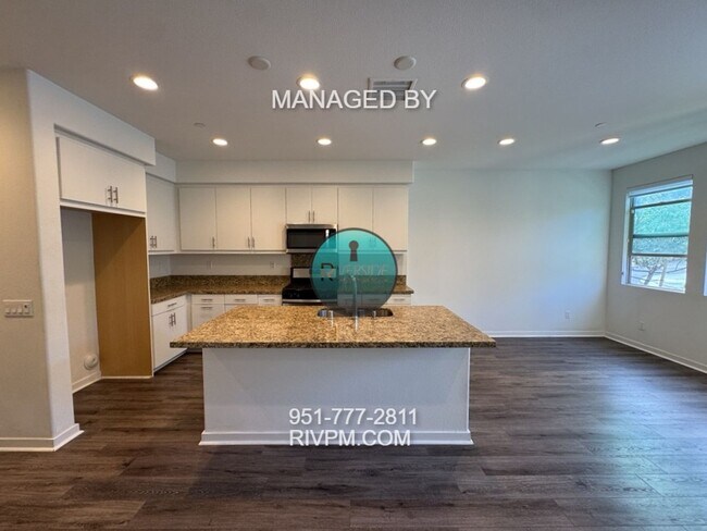 Foto del edificio - DISCOVER YOUR DREAM CONDO AT BEDFORD IN CORONA!!  SOLAR INCLUDED!