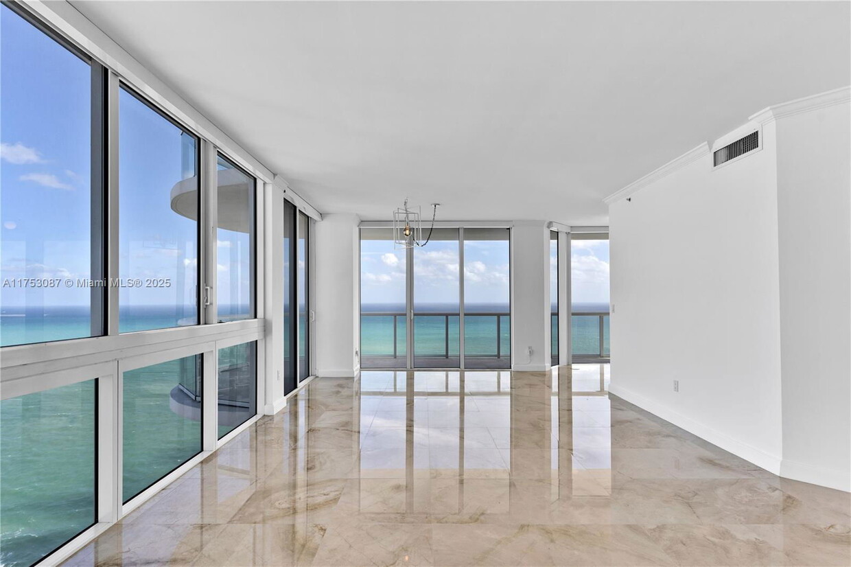 Foto principal - 6365 Collins Ave