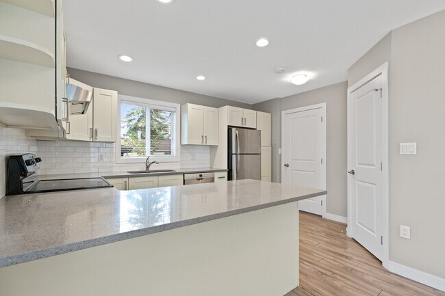 Photo du bâtiment - 10110-10113 113 Ave NW