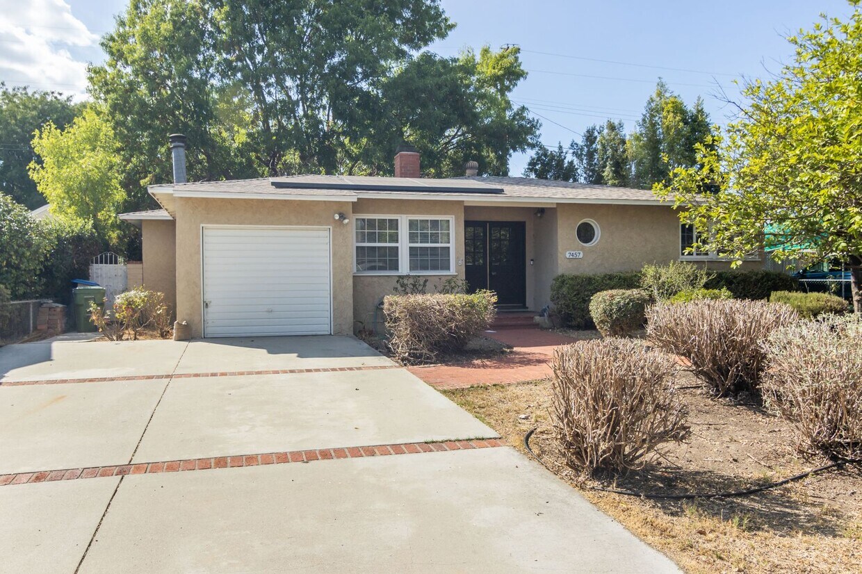 Foto principal - Spacious 3 Bedroom / 2 Bathroom Home in La...