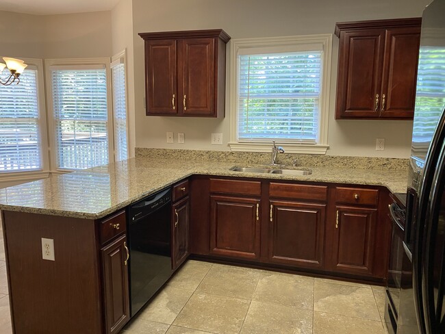 Kitchen w/cherry cabinets, granite counters - 5115 Grand Oak Way