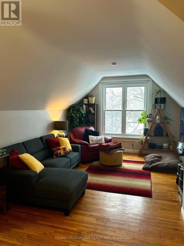 Primary Photo - 302-302 Dundas St