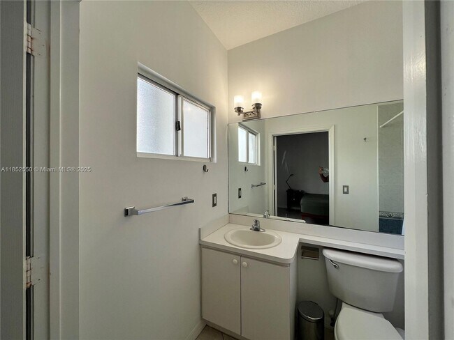 Foto del edificio - 2734 Bird Ave
