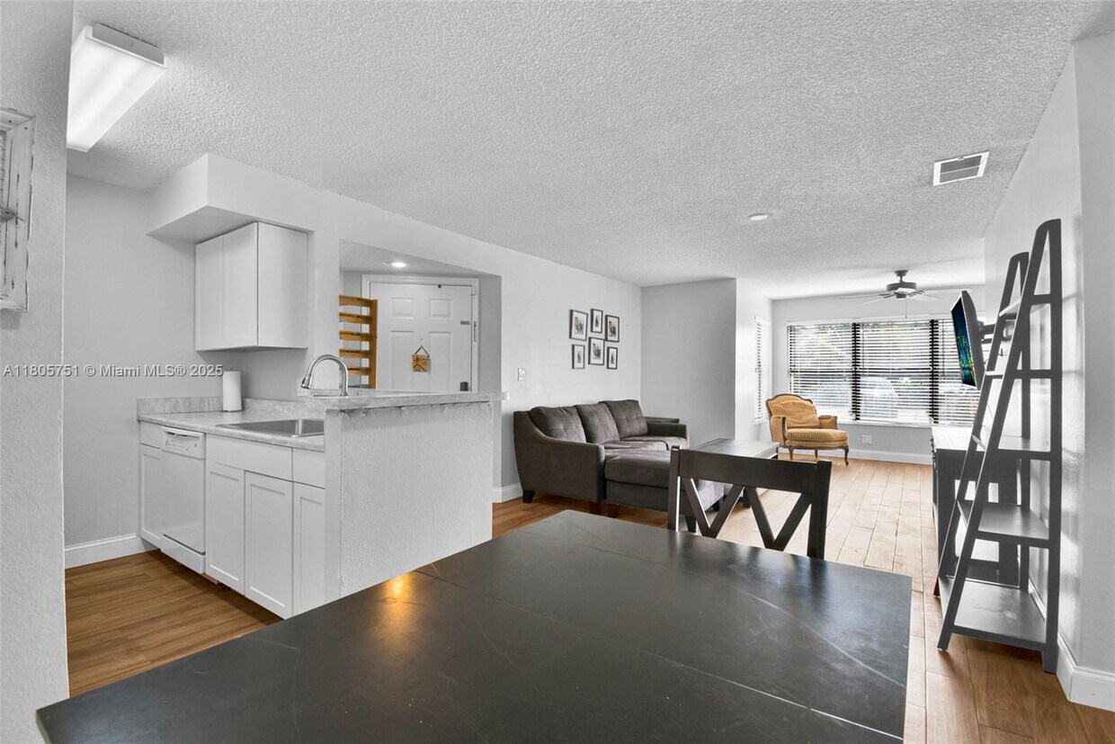 Foto principal - 2866 S University Dr