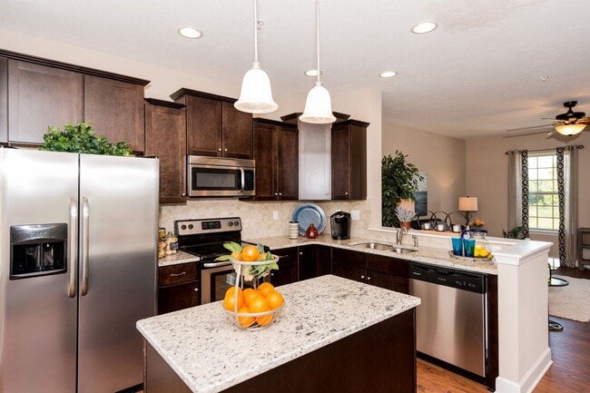 Building Photo - Spacious Townhome with Garage!