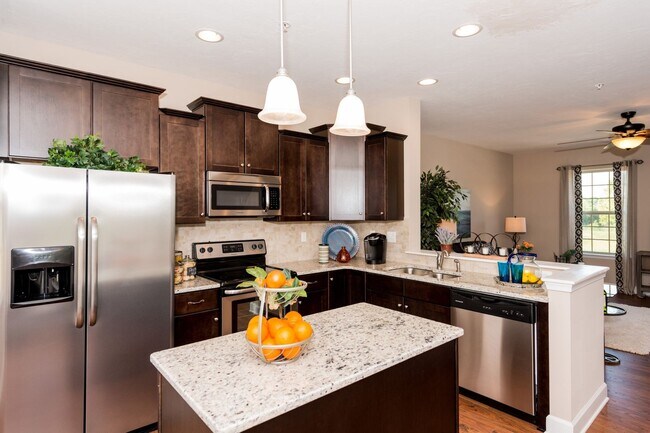 Foto del edificio - Spacious Townhome with Garage!