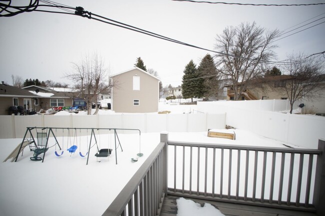 Building Photo - 3 Bed 1.5 Bath Duplex