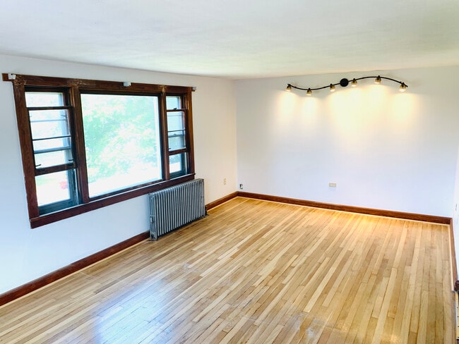 Building Photo - 202 Grove Ave