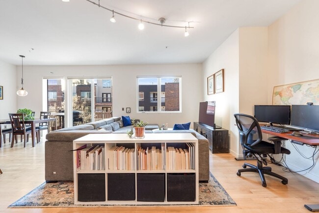 Building Photo - 1BD, 1BA Downtown Denver Condo with Garage...